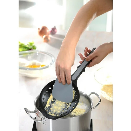 Aktion 🎁 GEFU 109-15 Spätzlelöffel Mit Schaber, Schwarz ✨ – Bild 3