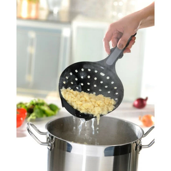 Aktion 🎁 GEFU 109-15 Spätzlelöffel Mit Schaber, Schwarz ✨ – Bild 4